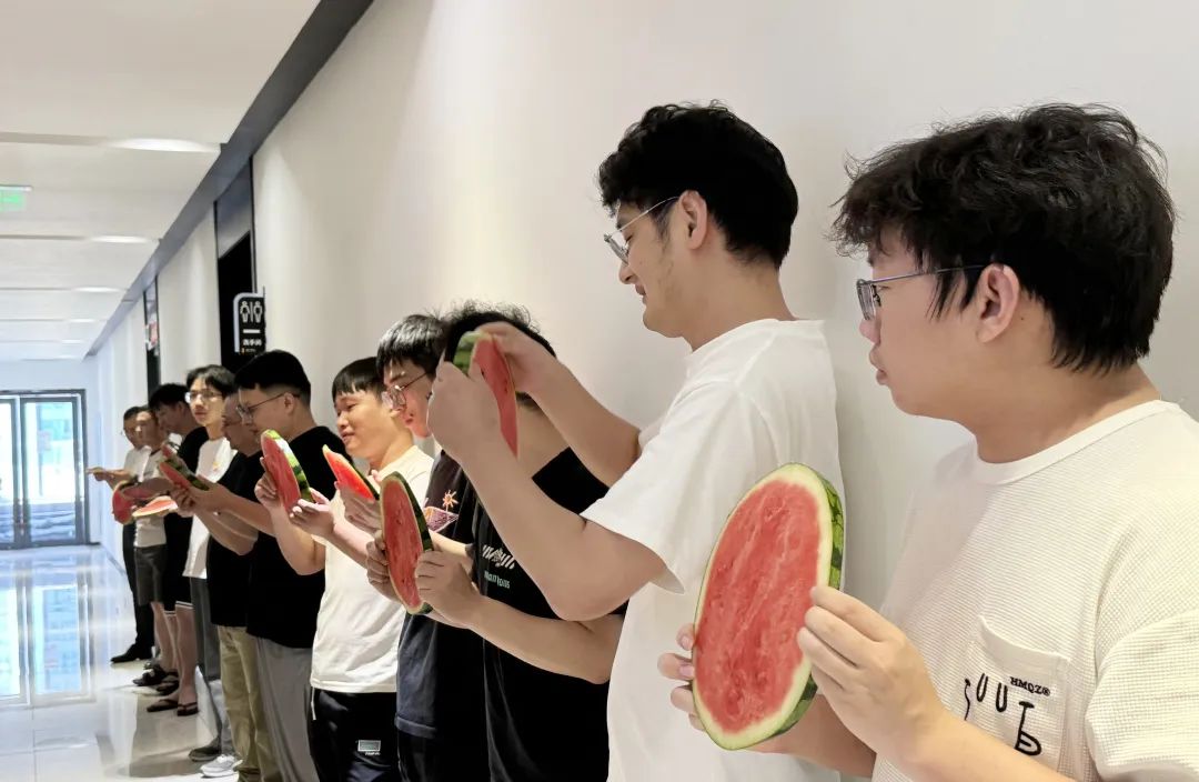 众里吃瓜千百度，，，蓦然回首，，，瓜已入腹最深处_公司动态_网站建设_APP开发_bti体育科技-专注高端品牌网站建设一站式定制|杭州微信小程序开发