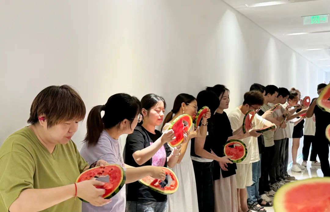 众里吃瓜千百度，，，蓦然回首，，，瓜已入腹最深处_公司动态_网站建设_APP开发_bti体育科技-专注高端品牌网站建设一站式定制|杭州微信小程序开发