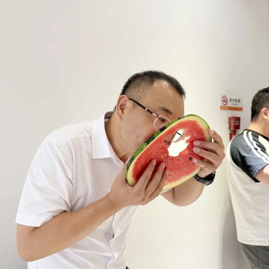 众里吃瓜千百度，，，蓦然回首，，，瓜已入腹最深处_公司动态_网站建设_APP开发_bti体育科技-专注高端品牌网站建设一站式定制|杭州微信小程序开发