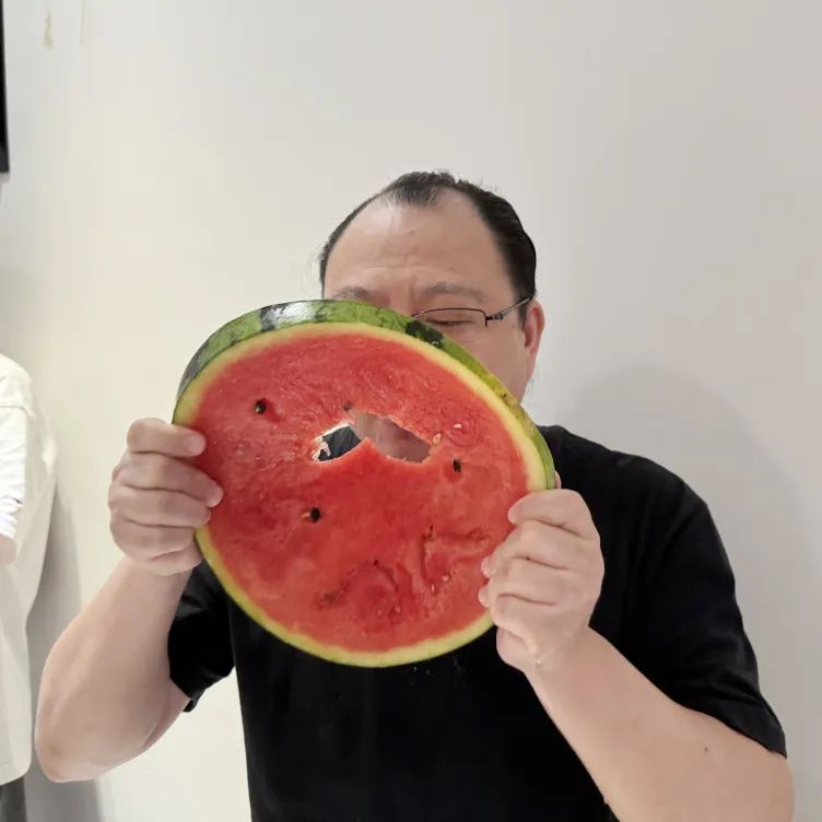 众里吃瓜千百度，，，蓦然回首，，，瓜已入腹最深处_公司动态_网站建设_APP开发_bti体育科技-专注高端品牌网站建设一站式定制|杭州微信小程序开发
