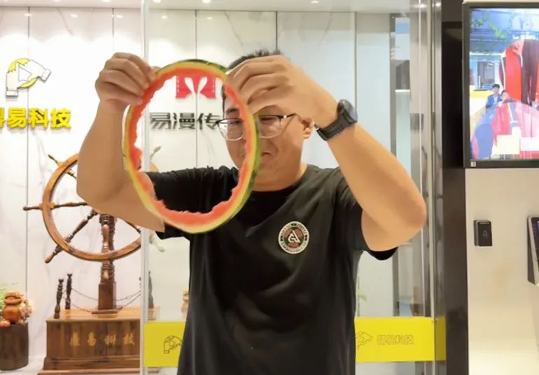 众里吃瓜千百度，，，蓦然回首，，，瓜已入腹最深处_公司动态_网站建设_APP开发_bti体育科技-专注高端品牌网站建设一站式定制|杭州微信小程序开发